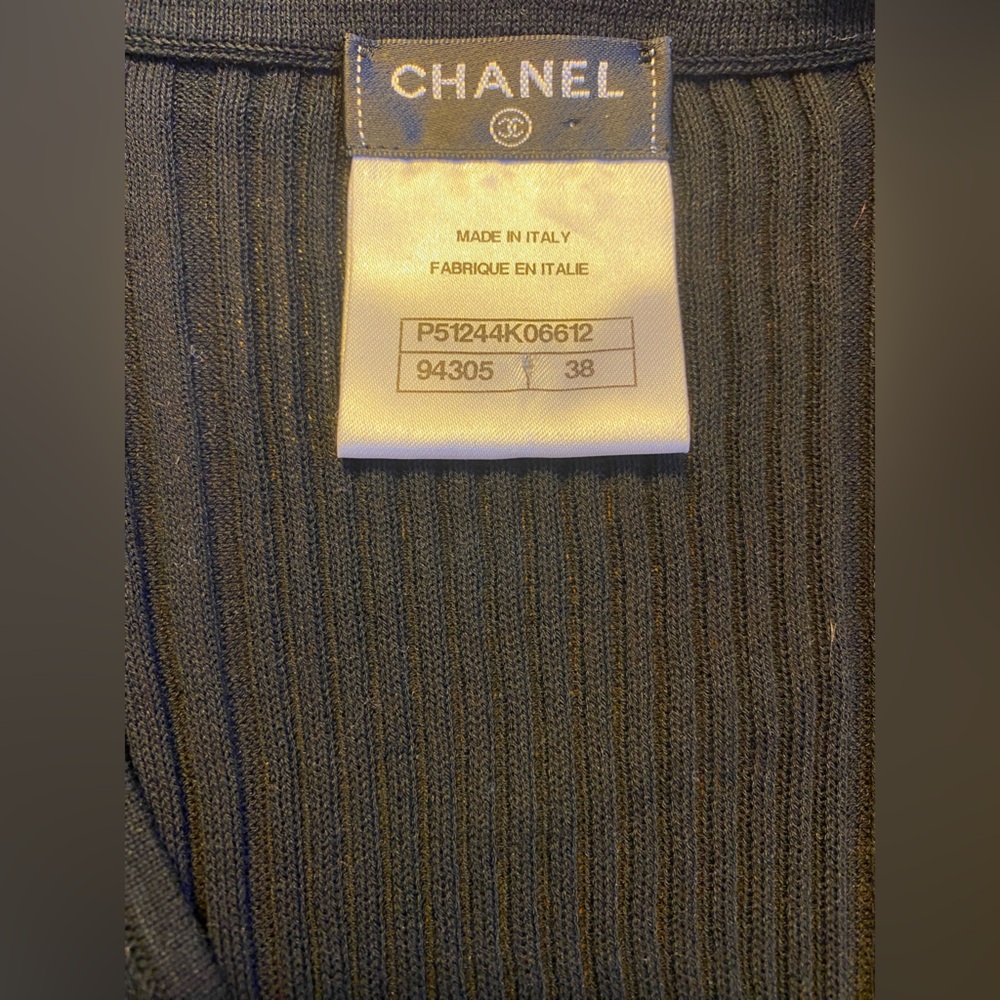 CHANEL Black Ribbed V-Neck Sleeveless Knit Top; Made in Italy. Size 38 - Picture 8 of 9